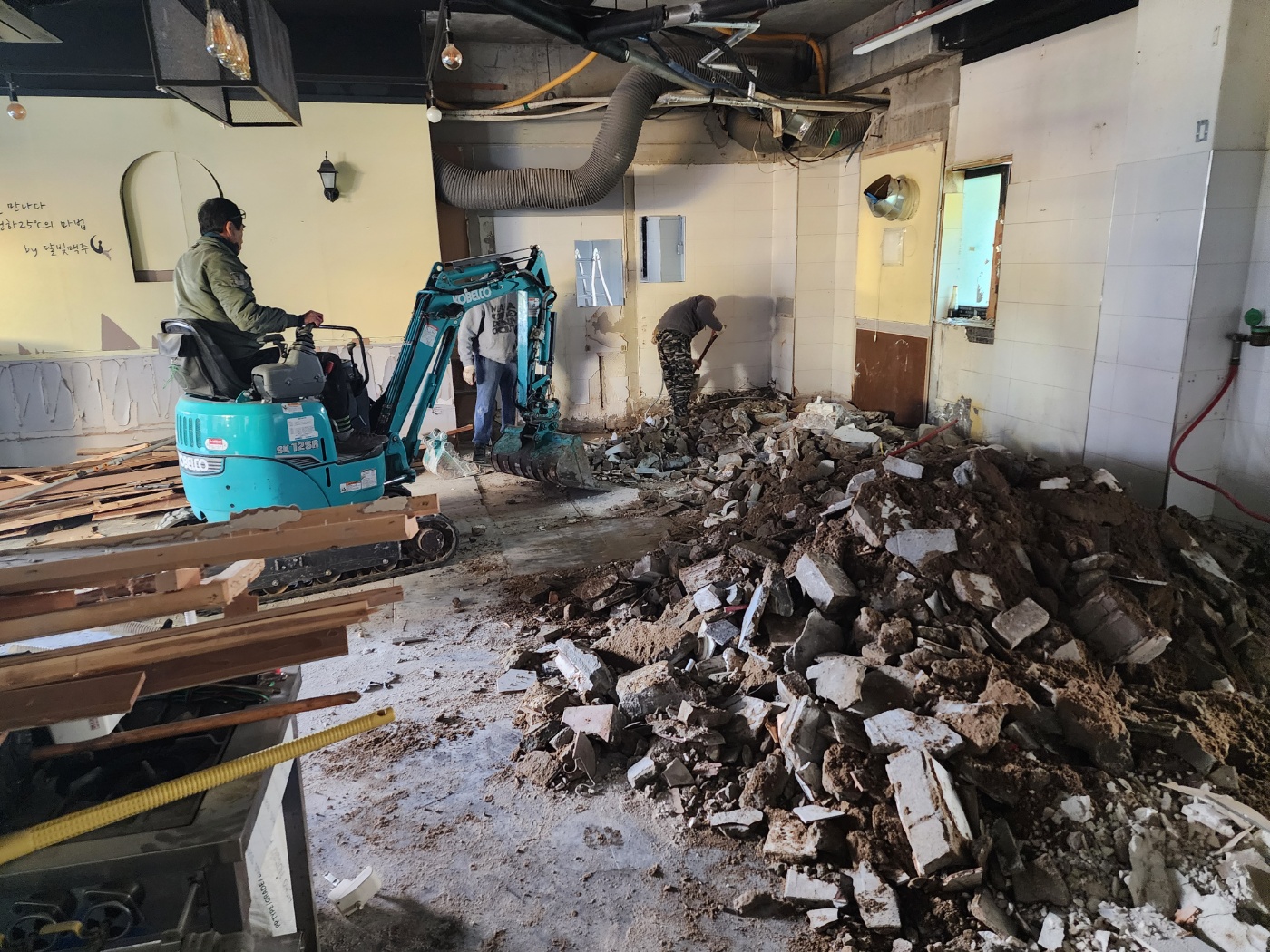 매장·사무실 철거 현장